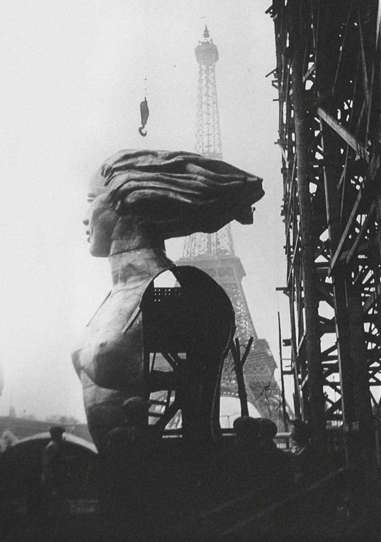 Iofan’s Soviet Pavilion under construction for the Paris Expo of 1937, with Vera Mukhina’s huge sculpture as its highpoint. © Heritage Images/Fine Art Images/Getty Images.