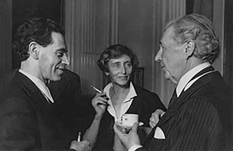 Frank Lloyd Wright with Olga and Boris Iofan at a dinner during the first congress of the Soviet Academy of Architecture in June 1937. Their relationship continued during the war when Iofan joined the Jewish Anti-Fascist Committee, and appealed to Wright for help for its fundraising campaign. © Courtesy Ekaterina Makarova.