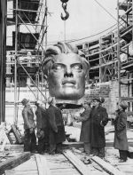 Vyacheslav Andreyev’s sculpture under installation for Iofan’s Soviet Pavilion at the 1939 New York World’s Fair. © Photo Bill Wallace / NY Daily News Archive via Getty Images.