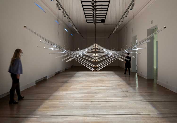 Studio Drift. In 20 Steps, 2015. Kinetic sculpture, glass, brass, dyneema, elektronics, motors, software. Photo: Henning Rogge.