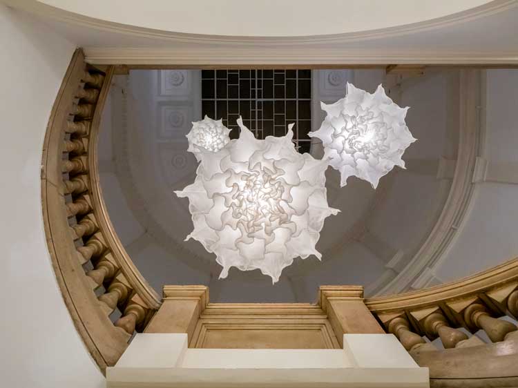 Studio Drift. Shylight, 2006. Choreographed light installation, silk, aluminum, stainless steel, elektronics, motors, software. Photo: Henning Rogge.