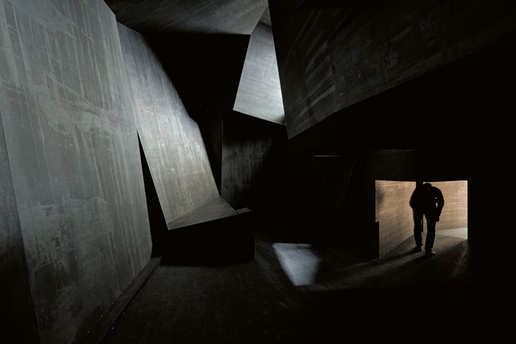 Antony Gormley. Cave, 2019. Installation view, Royal Academy of Arts, London, 2019. 8 mm weathering steel, 14.1 × 11.4 × 7.3 m (46 ft 3⅝ in. × 37 ft 3¾ in. × 24 ft 1 in.). Photo:  Oak Taylor-Smith. © the artist.