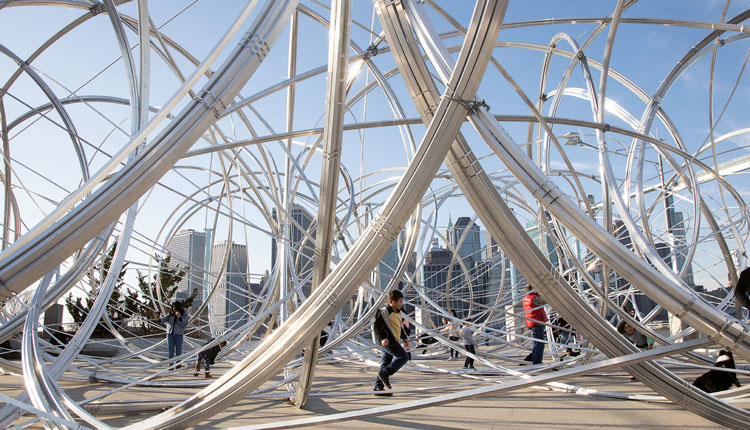 Antony Gormley. New York Clearing, 2020. Installation view, Brooklyn, Bridge Park Project, New York, 2020. Approx. 16 km of 25.4 mm square section aluminium and steel spigots, 12.5 × 2.86 × 2.62 m (41 ft ¼ in. × 9 ft 4⅝ in. × 8 ft 7¼ in.). Photo: Scott Rudd. © Antony Gormley.