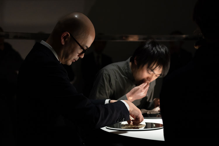 Ayako Suwa. Tasting ritual before the closure of the gallery due to the Covid-19 pandemic. © the artist.