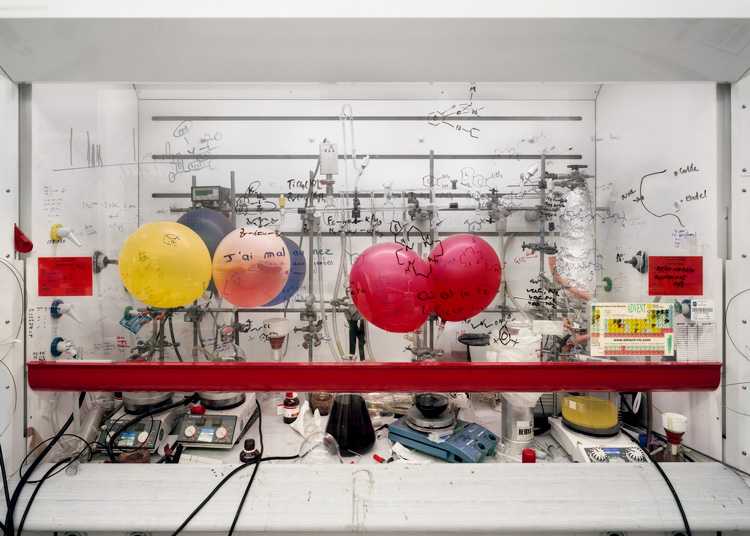 Thomas Struth. Chemistry Fume Cabinet, The University of Edinburgh 2010. Chromogenic print, 120.5 x 166 cm. Courtesy Marian Goodman Gallery. © Thomas Struth.