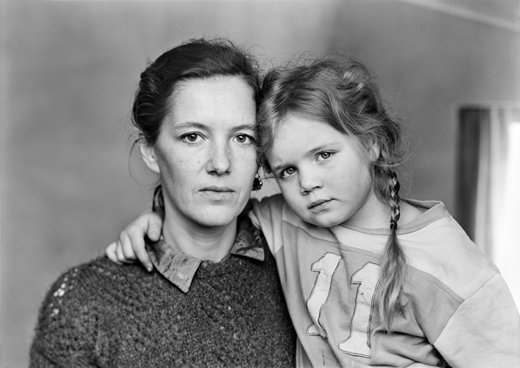 Thomas Struth. Hannah Erdich-Hartmann and Jana-Maria Hartmann, Düsseldorf 1987. Gelatin silver print, 66 x 84 cm. © Thomas Struth.