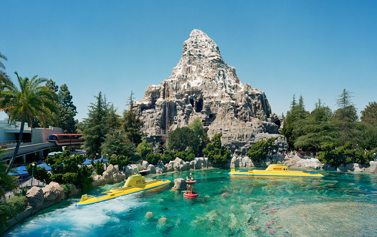 Thomas Struth. Mountain, Anaheim 2014. Chromogenic print, 212.1 x 332.4 cm. © Thomas Struth.