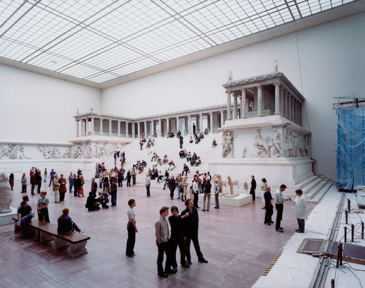 Thomas Struth. Pergamon Museum 1, Berlin 2001. Chromogenic print, 197.4 x 248.6 cm. © Thomas Struth.