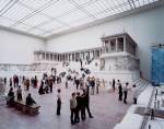 Thomas Struth. Pergamon Museum 1, Berlin 2001. Chromogenic print, 197.4 x 248.6 cm. © Thomas Struth.