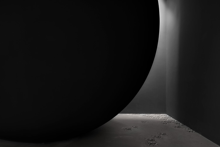 Larissa Sansour and Søren Lind, Monument for Lost Time, installation view, Danish Pavilion, Venice Biennale 2019. Fibreglass, steel, cement, tiles, sound, 480 cm diameter, 2019. Photo: Ugo Carmeni.