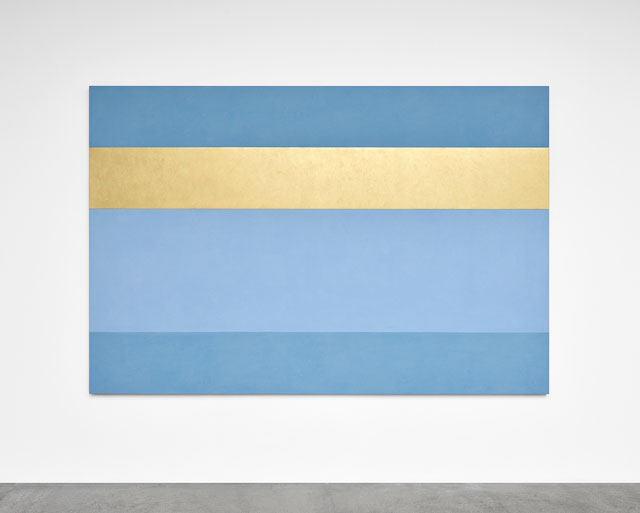 Ettore Spalletti. Azzurro e oro, paesaggio, 2018. Colour impasto and gold leaf on board, 78 3/4 x 118 1/8 x 1 5/8 in (200 x 300 x 4 cm). Photograph: Rebecca Fanuele. Courtesy of the artist and Galerie Marian Goodman Paris.