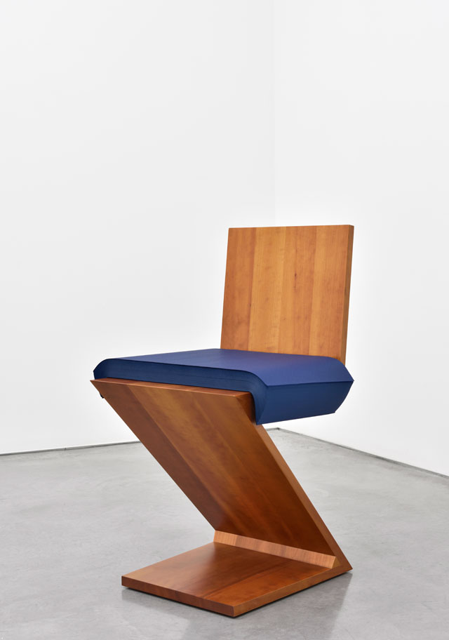 Ettore Spalletti. Caro Rietveld, 2007. Wooden chair and ream of tissue paper. Chair: 29 1/8 x 14 5/8 x 16 7/8 in (74 x 37 x 43 cm);
Paper: 1 5/8 x 11 3/4 x 18 7/8 in (4 x 30 x 48 cm). Photograph: Rebecca Fanuele. Courtesy of the artist and Galerie Marian Goodman Paris.