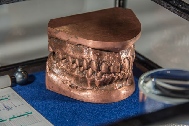 Pamela Schilderman. Casket, teeth, copper, 2017. Photograph: Kerem Cetindamar.