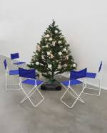 Philippe Parreno. Jean-Luc Godard, 1993. Artificial tree, Christmas decorations, folding chairs and tape recorder. Dimensions variable.
Courtesy Collezione Sandretto Re Rebaudengo.