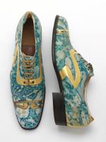 Mens’ shoes, gilded and marbled leather, Northamptonshire, England, 1925. © Victoria and Albert Museum, London.