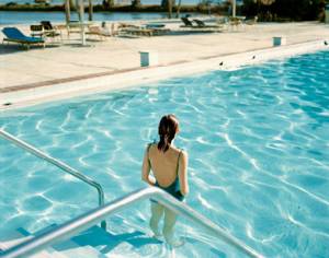 Stephen Shore. Ginger Shore, Causeway Inn, Tampa, Florida, Nov. 17, 1977. From the series Uncommon Places. © Stephen Shore. Courtesy 303 Gallery, New York & Sprüth Magers.