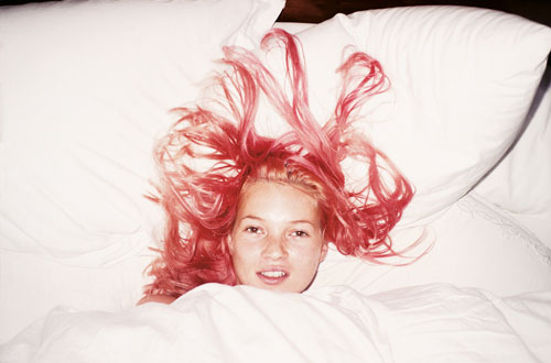 Juergen Teller. Young Pink Kate, London, 1998. C-Print, framed, 45 x 55.5 cm. © Juergen Teller and Christine König Galerie.