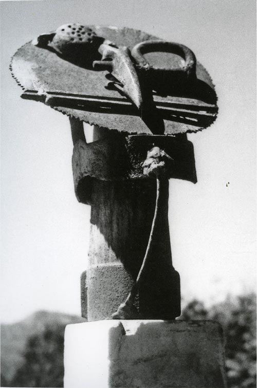 David Smith. <em>Saw Head</em>, Bolton Landing, 1933. Bronze and painted iron, 470 x 300 x 210 mm, 8 kg. Tate. Lent by the Estate of David Smith 1996 Copyright: Estate of David Smith/VAGA, New York, DACS 2006. Photo David Smith.