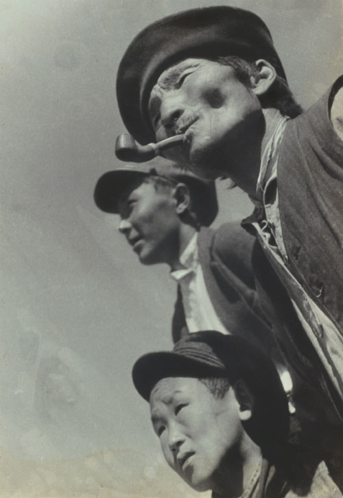 Georgy Zelma. Three Generations in Yakustsk, 1929. Gelatin silver print. Museum Ludwig, Cologne.