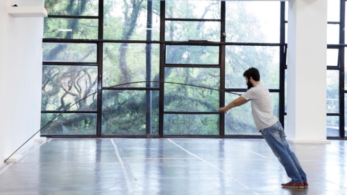 Leonardo Akio. Parábola, 2015. Performance enacted in the Performa section. © Faculdade de Belas Artes de São Paulo.