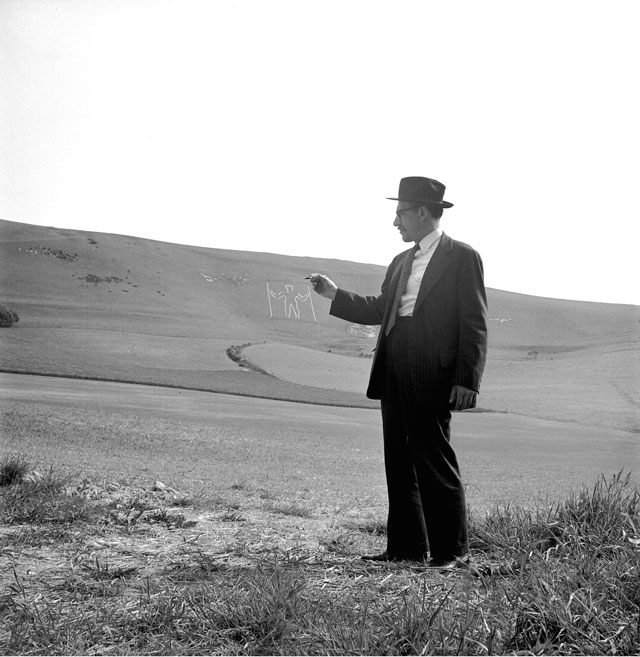 Lee Miller. Steinberg adding the finishing touches to the Long Man of Wilmington, East Sussex, England, 1952. Photograph, Lee Miller Archives. © Lee Miller Archives England 2016. All Rights Reserved.