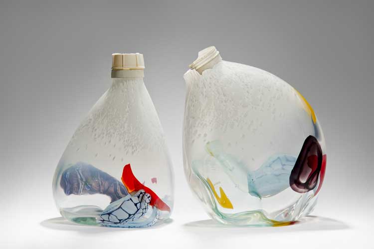 Louis Thompson and Sophie Thomas, Broken Ocean, 2022. Glass and ocean debris. © The
Artists. Courtesy of Vessel Gallery. Photo: Ester Segarra.