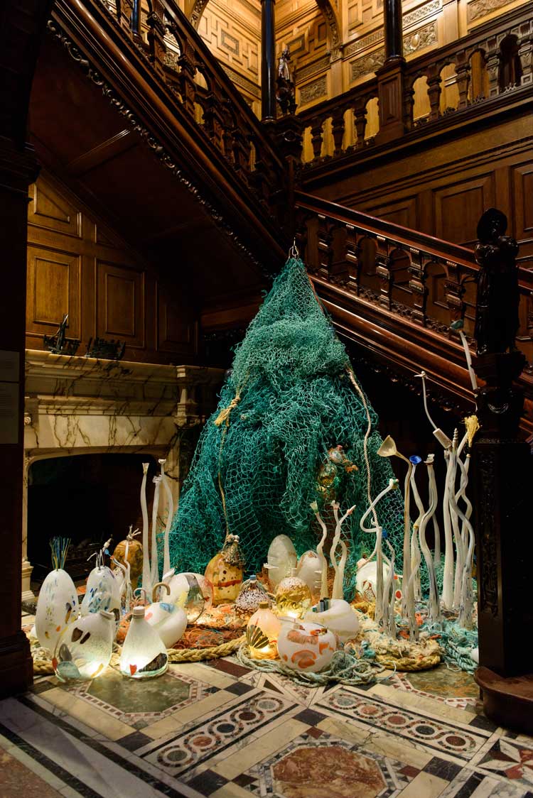 The Glass Heart: Art, Industry & Collaboration, installation view. © Two Temple Place. Photo: Richard Eaton.