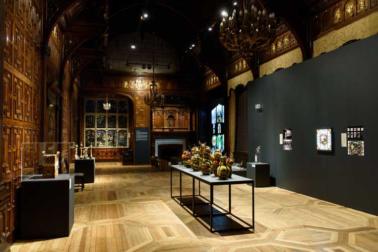 The Glass Heart: Art, Industry & Collaboration, installation view. © Two Temple Place. Photo: Richard Eaton.