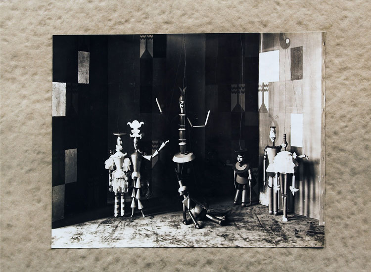 Scene from the marionette play König Hirsch (King Stag), Zurich, 1918. From left to right: Angela, King Deramo, Freudanalytikus, Tartaglia (on ground), Pantalone, Leandro, Clarissa. Photo: Ernst Linck. © Stiftung Arp e.V., Berlin/Rolandswerth.