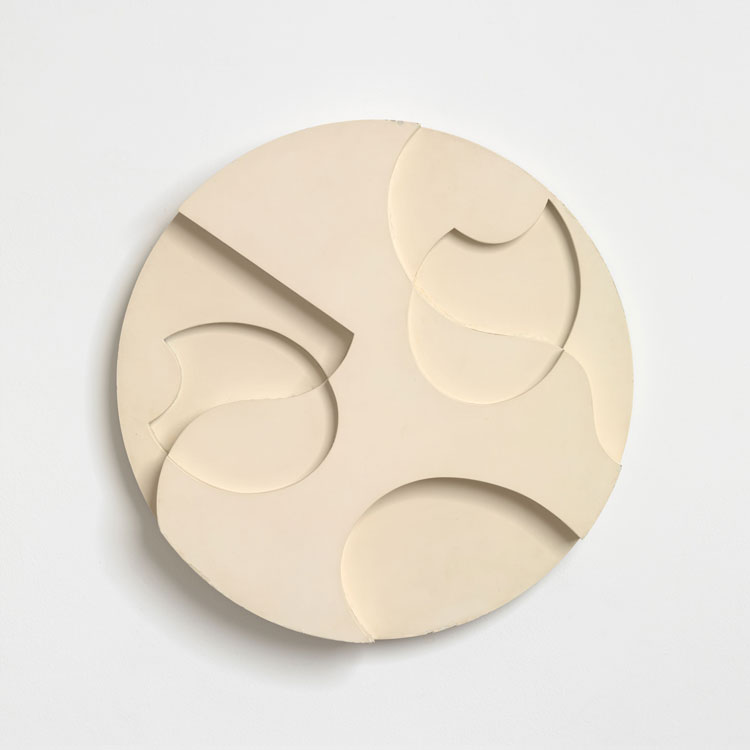 Sophie Taeuber-Arp, Coquilles et fleurs (Shells & Flowers), 1938. Relief, painted wood, diameter: 59 cm, depth: 8.1 cm. Photo: Alex Delfanne. © Stiftung Arp e.V., Berlin / Rolandswerth, courtesy the estate and Hauser & Wirth.