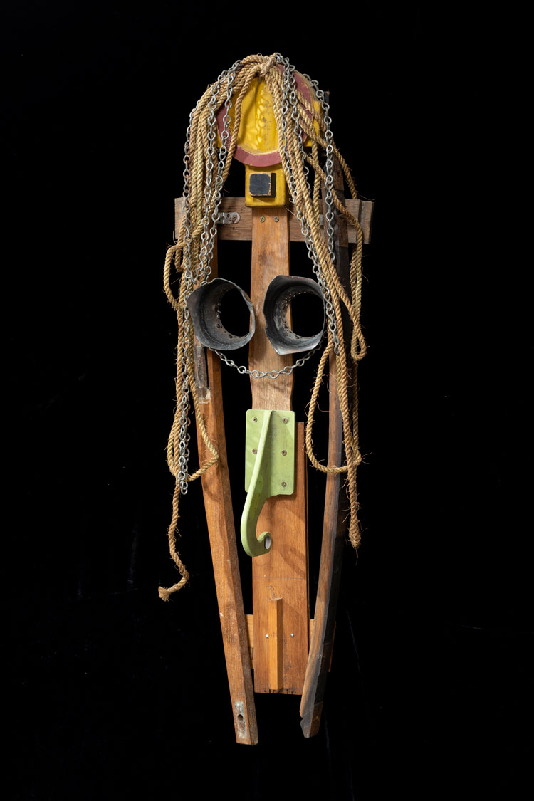 Ann Thomson. Masque. Wood, rope and chain, 106 x 34 x 10cm. © the artist.