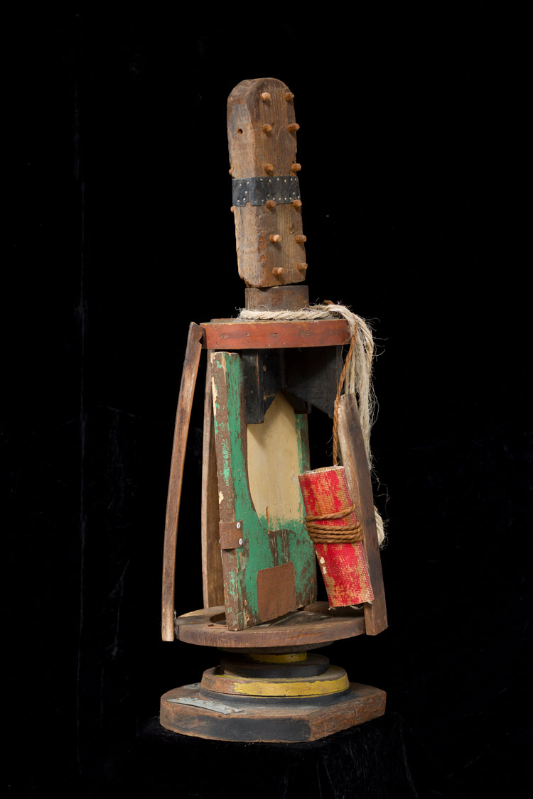 Ann Thomson. Rotator, 1990. Wood, rope, metal and firehose, 82 x 27 x 27 cm. © the artist.