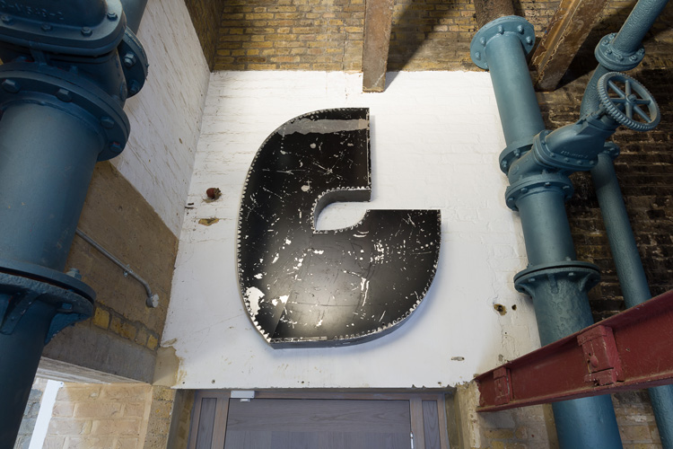 Virginia Overton, Untitled (gush), 2020. Aluminium sign parts. Commissioned by Goldsmiths Centre for Contemporary Art, London. Courtesy of the artist and White Cube. Photo: Mark Blower.