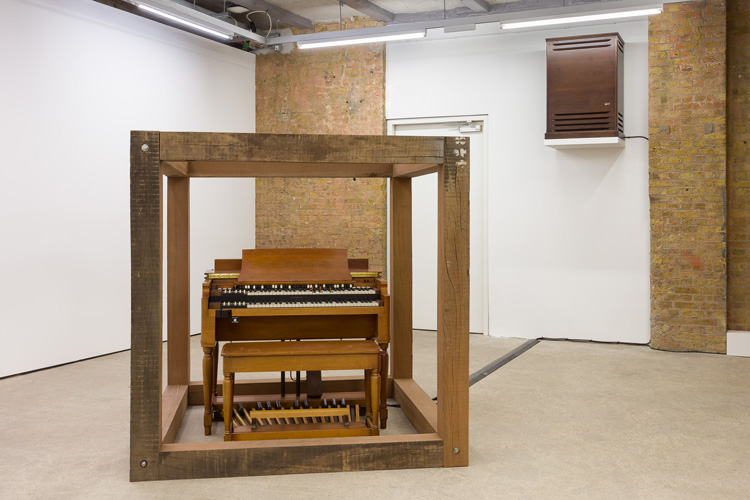 Theaster Gates, Sound Cube, 2019. Azobe, Hammond B3 Organ and Leslie speaker. Courtesy of the artist and White Cube. Photo: Mark Blower.