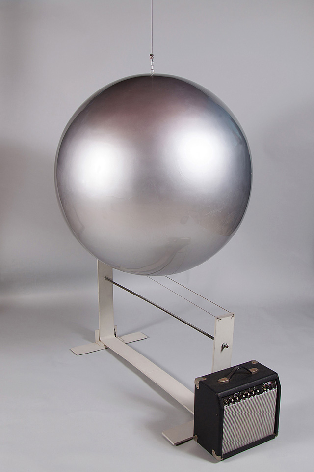 Takis. Musical Sphere, 1985. Aluminium, iron, metal string, metal wire, paint, polyester, 160 x 100 x 114 cm. Takis Foundation, ADAGP, Paris and DACS, London 2019. Photo: Hlias Nak.