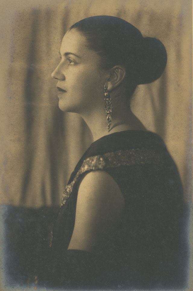 Portrait of Tarsila do Amaral in profile, mid-1920s. Gelatin silver print. Pedro Corrêa do Lago Collection, São Paulo.