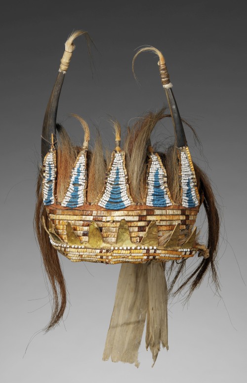 Horned Headdress, c1780. Eastern Plains artists, Lower Missouri River Region. Split bison horns, sinew, horsehair, deer hair, porcupine quills, glass beads, wood, metal cones, cotton cloth, awhide, birch bark (?), silk ribbon, pigment. 12 x 10 7/8 in x 16 ½ in (30.5 x 27.6 x 41.9 cm). Paris (France), musée du quai Branly. Photograph: Musée du quai Branly/Patrick Gries, Bruno Descoings. (Cat.16).