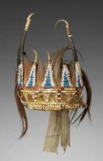 Horned Headdress, c1780. Eastern Plains artists, Lower Missouri River Region. Split bison horns, sinew, horsehair, deer hair, porcupine quills, glass beads, wood, metal cones, cotton cloth, awhide, birch bark (?), silk ribbon, pigment. 12 x 10 7/8 in x 16 ½ in (30.5 x 27.6 x 41.9 cm). Paris (France), musée du quai Branly. Photograph: Musée du quai Branly/Patrick Gries, Bruno Descoings. (Cat.16).