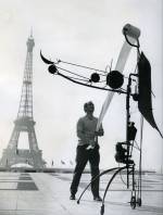 Jean Tinguely with Méta-Matic No. 17 in front of the Eiffel Tower, 1959. Photograph: John R. Van Rolleghem, c/o Pictoright Amsterdam, 2016.
