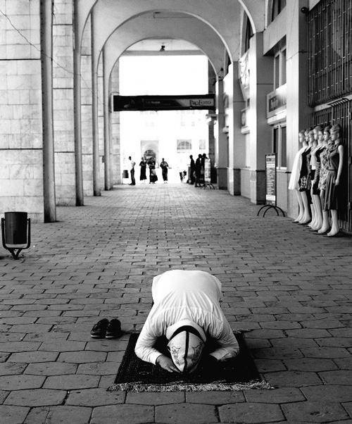 Talgat Asyrankulov,<em> ‘I pray to the East, I look to the West’</em>, Bishkek, 2008. Photography by Shailo Jekshenbaev.