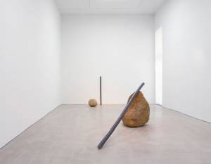 Lee Ufan. Foreground: Relatum – the cane of titan, 2015. Steel and stone, 34 x 36 x 36 in (86.4 x 91.4 x 91.4 cm), stone 9