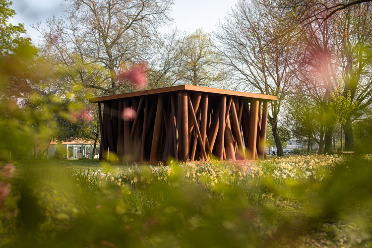 Gijs Van Vaerenbergh. Colonnade, 2021. Steel, 10 x 10 x 5 m. Photo: Matthias Desmet.