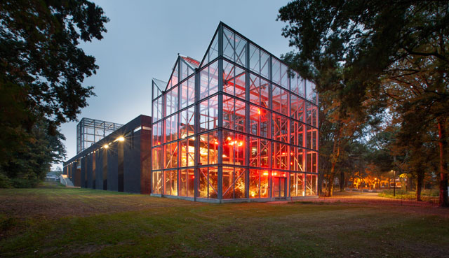 The Battery – Studio Koen Vanmechelen, exterior view on The Looking glass (green house), LABIOMISTA, Genk (BE). © Koen Vanmechelen, 2018. Photo: Philippe van Gelooven.