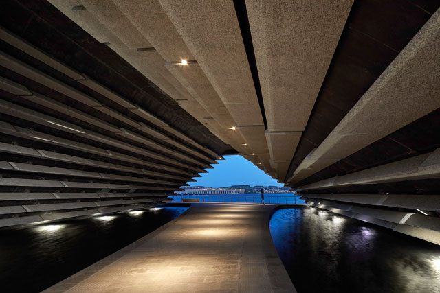 V&A Dundee, Scotland. Gateway between buildings. © HuftonCrow.