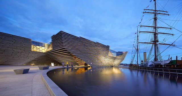 V&A Dundee alongside the RSS Discovery. © HuftonCrow.