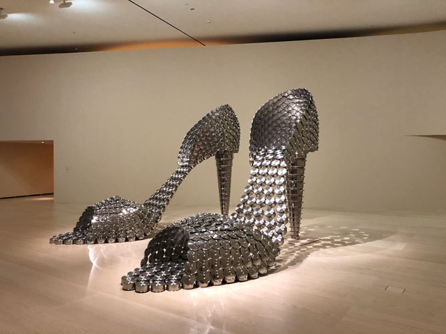 Joana Vasconcelos. Marilyn (AP), 2011. Stainless steel pans and lids, concrete, 297 X 155 X 410 cm each. Collection of the artist. Work produced with the support of Silampos, SA. © Joana Vasconcelos, VEGAP, Bilbao, 2018.