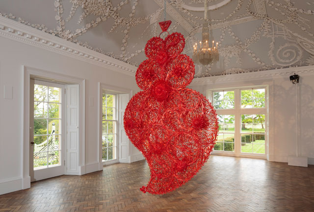 Joana Vasoncelos. Coração Independente Vermelho (Red Independent Heart), 2005. Photograph: Ruth Clark. Courtesy Jupiter Artland.