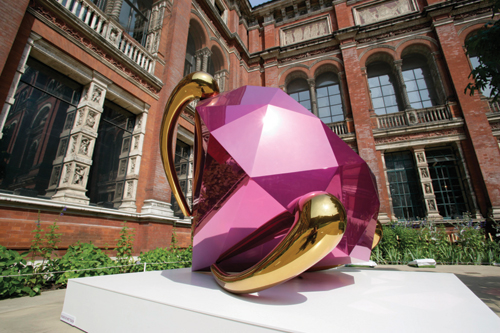 Jeff Koons. <em>Diamond (Pink)</em>, installed in the John Madejski Garden, V&A South Kensington, London.