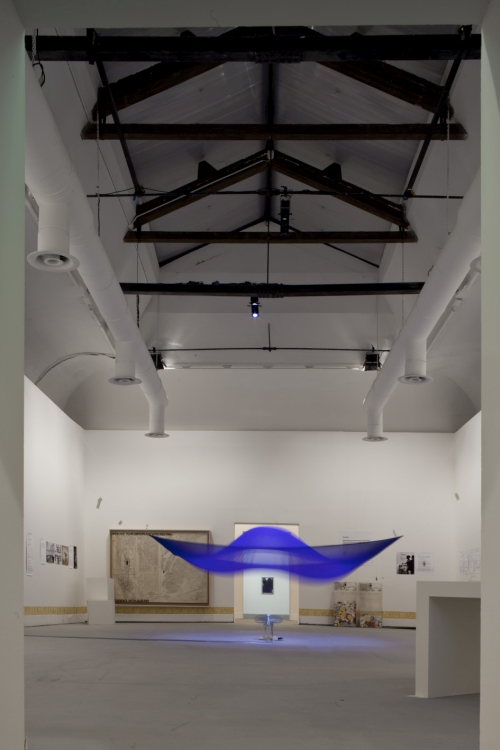 Hans Haacke. Blue Sail, 1964-65. Chiffon, oscillating fan, fishing weights and threat.  Edition 1 of 3. Courtesy of the artist and Paula Cooper Gallery, New York. 56th International Art Exhibition - la Biennale di Venezia, All the World’s Futures. Photograph: Alessandra Chemollo. Courtesy by la Biennale di Venezia.
