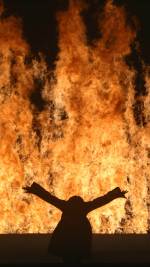 Bill Viola. Fire Woman, 2005. Colour High-Definition video projection. Performer Robin Bonaccorsi © Kira Perov, courtesy Bill Viola Studio.